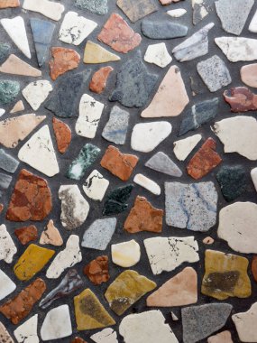 Farklı şekil ve renklerin mermer parçalarından oluşmuş bir zeminin fotografik dokümantasyonuna gri çimento karışımı katılmış.. 