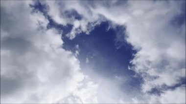 Karanlık ve yoğun bir atmosfer yaratan, gökyüzünü kaplayan, yaklaşan yağmurlarla dolu koyu gri bulutlarla dolu bir gökyüzünün video dökümanları.. 