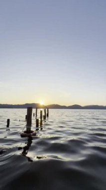 Torre del Lago Puccini 'nin kıyılarından yansıyan altın bir duygu olan Massaciuccoli Gölü' nde güneşin doğuşunun video kayıtları.. 