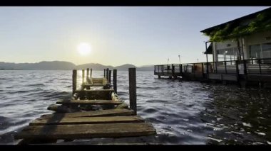 Torre del Lago Puccini 'nin kıyılarından yansıyan altın bir duygu olan Massaciuccoli Gölü' nde güneşin doğuşunun video kayıtları.. 