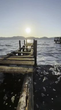 Torre del Lago Puccini 'nin kıyılarından yansıyan altın bir duygu olan Massaciuccoli Gölü' nde güneşin doğuşunun video kayıtları.. 
