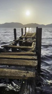 Torre del Lago Puccini 'nin kıyılarından yansıyan altın bir duygu olan Massaciuccoli Gölü' nde güneşin doğuşunun video kayıtları.. 