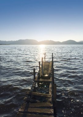 Torre del Lago Puccini 'nin kıyılarından yansıyan altın bir duygu olan Massaciuccoli Gölü' nde güneşin doğuşuna ait fotoğraflar.. 