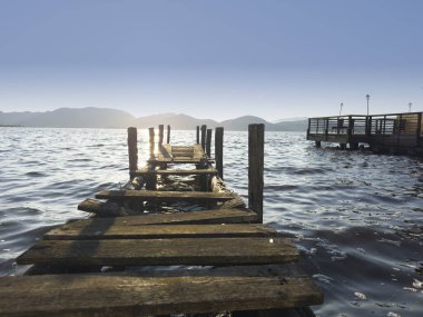Torre del Lago Puccini 'nin kıyılarından yansıyan altın bir duygu olan Massaciuccoli Gölü' nde güneşin doğuşuna ait fotoğraflar.. 