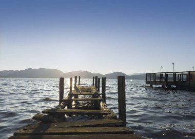 Torre del Lago Puccini 'nin kıyılarından yansıyan altın bir duygu olan Massaciuccoli Gölü' nde güneşin doğuşuna ait fotoğraflar.. 