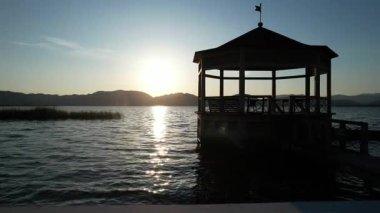 Massaciuccoli Gölü 'nde güneşin doğuşunun video kayıtları. Huzur ve güzelliğin yeri. Doğa, mimariyle büyülü ve düşündürücü bir atmosferde harmanlanır.. 