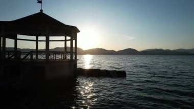 Massaciuccoli Gölü 'nde güneşin doğuşunun video kayıtları. Huzur ve güzelliğin yeri. Doğa, mimariyle büyülü ve düşündürücü bir atmosferde harmanlanır.. 