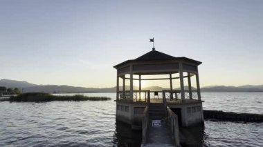 Massaciuccoli Gölü 'nde güneşin doğuşunun video kayıtları. Huzur ve güzelliğin yeri. Doğa, mimariyle büyülü ve düşündürücü bir atmosferde harmanlanır.. 