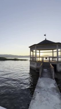Massaciuccoli Gölü 'nde güneşin doğuşunun video kayıtları. Huzur ve güzelliğin yeri. Doğa, mimariyle büyülü ve düşündürücü bir atmosferde harmanlanır.. 