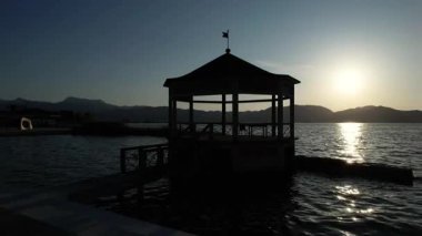 Massaciuccoli Gölü 'nde güneşin doğuşunun video kayıtları. Huzur ve güzelliğin yeri. Doğa, mimariyle büyülü ve düşündürücü bir atmosferde harmanlanır.. 