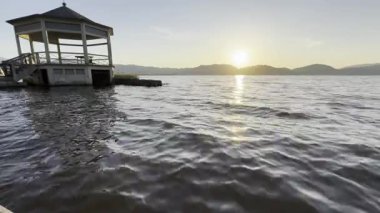 Massaciuccoli Gölü 'nde güneşin doğuşunun video kayıtları. Huzur ve güzelliğin yeri. Doğa, mimariyle büyülü ve düşündürücü bir atmosferde harmanlanır.. 
