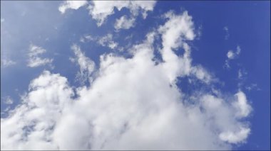 Mavi gökyüzünde hızla gelişen bulut oluşumlarının atmosferik değişimleri hassasiyetle gösteren hızlandırılmış canlı videosu.. 