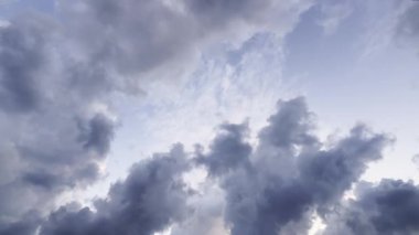 Muhteşem fırtına bulutlarının tehditkar bir şekilde bir araya geldiği hızlandırılmış video. Gökyüzü parçalarının ışığı açığa çıkarması dramatik bir atmosfer yaratıyor.. 
