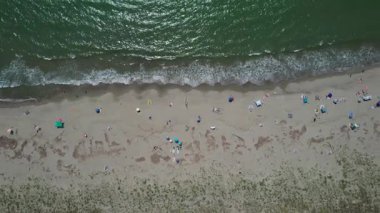 Banyo ve renkli şemsiyeli doğal bir plajın havadan belgelendirmesi, yaz, özgürlük ve deniz tarafından dinlenme.. 