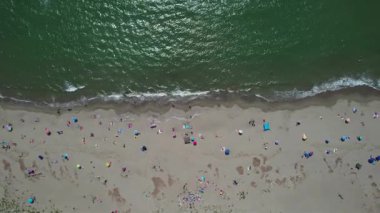 Banyo ve renkli şemsiyeli doğal bir plajın havadan belgelendirmesi, yaz, özgürlük ve deniz tarafından dinlenme.. 