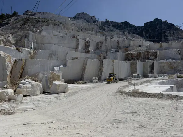 Beyaz mermerdeki derin kesikler, insanın gücünü ve dağın kırılganlığını vurgular.. 