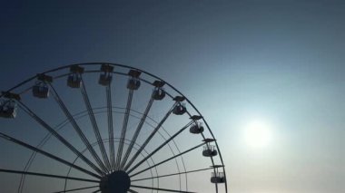 Yazın ve turizmin sembolü Lido di Camaiore, Versilia Tuscany 'de gün batımında gökyüzüne karşı çağrıştıran dönme dolap.. 