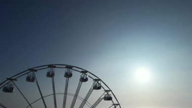 Yazın ve turizmin sembolü Lido di Camaiore, Versilia Tuscany 'de gün batımında gökyüzüne karşı çağrıştıran dönme dolap.. 