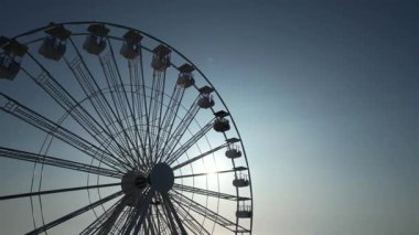 Yazın ve turizmin sembolü Lido di Camaiore, Versilia Tuscany 'de gün batımında gökyüzüne karşı çağrıştıran dönme dolap.. 