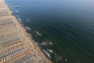 Düzenli şemsiyeler ve sakin denizlerle donatılmış Lido di Camaiore plajı, konukseverliğin ve sahil turizminin sembolü.. 