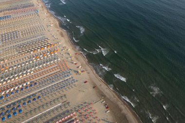 Düzenli şemsiyeler ve sakin denizlerle donatılmış Lido di Camaiore plajı, konukseverliğin ve sahil turizminin sembolü.. 