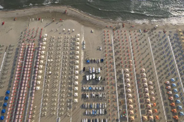Düzenli şemsiyeler ve sakin denizlerle donatılmış Lido di Camaiore plajı, konukseverliğin ve sahil turizminin sembolü.. 