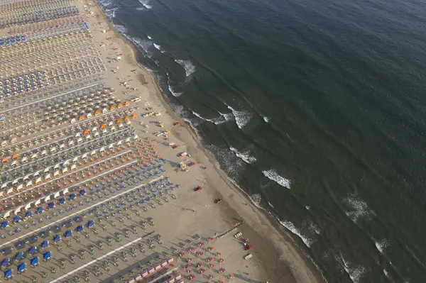 Düzenli şemsiyeler ve sakin denizlerle donatılmış Lido di Camaiore plajı, konukseverliğin ve sahil turizminin sembolü.. 