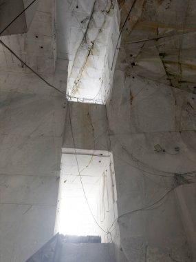 Tüneldeki etkileyici mermer ocağı: kayalara oyulmuş geometrik şekiller, düşük peyzaj darbesiyle çıkartma tekniği. 