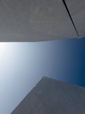 Beyaz mermer bloklarının altından derin ve berrak mavi gökyüzüne bir bakış.. 