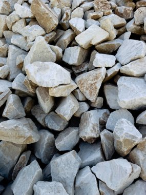 İşlenmemiş mermer bloklarından atık birikimi, taş ocağından arta kalanlar. Yoğun malzeme ve doğal yapı. 