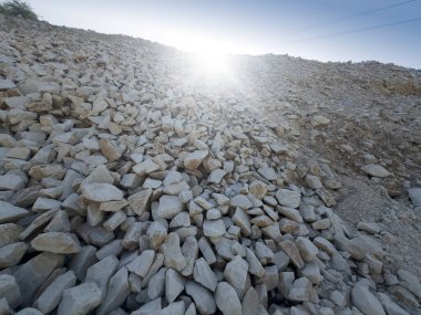 İşlenmemiş mermer bloklarından atık birikimi, taş ocağından arta kalanlar. Yoğun malzeme ve doğal yapı. 