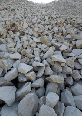 İşlenmemiş mermer bloklarından atık birikimi, taş ocağından arta kalanlar. Yoğun malzeme ve doğal yapı. 