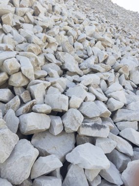 İşlenmemiş mermer bloklarından atık birikimi, taş ocağından arta kalanlar. Yoğun malzeme ve doğal yapı. 
