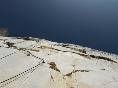 Carrara 'daki mermer ocağının görkemli beyaz duvarlarının fotoğrafları doğanın güzelliğini ve gücünü gözler önüne seriyor.. 