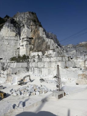 Carrara 'nın heybetli mermer ocağı, kayaların büyük bloklar halinde çıkarıldığı yer, doğanın ve insanın gücünü ortaya koyan görkemli bir manzara..