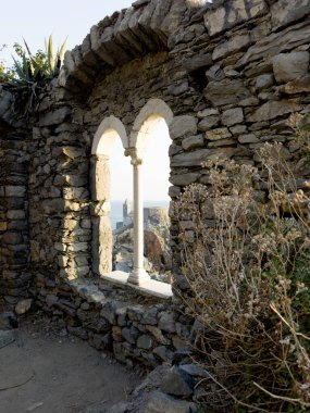 Günbatımında Ligurian Denizi 'ni çevreleyen antik taş bir pencereden Portovenere' deki pitoresk bir yerden görüntüyü izle 