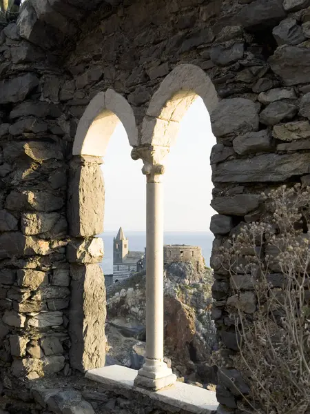 Günbatımında Ligurian Denizi 'ni çevreleyen antik taş bir pencereden Portovenere' deki pitoresk bir yerden görüntüyü izle 