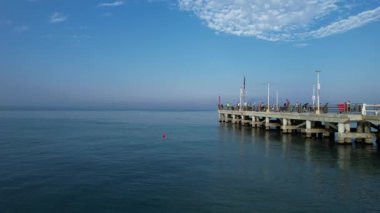 Versilia 'nın ikonik sembollerinden biri olan Forte dei Marmi Pier' in güzelliğini gösteren hava aracı videosu.. 