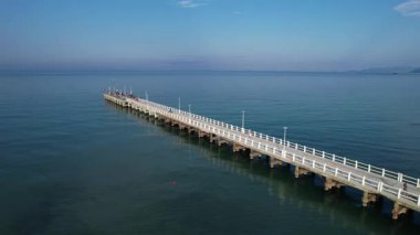 Versilia 'nın ikonik sembollerinden biri olan Forte dei Marmi Pier' in güzelliğini gösteren hava aracı videosu.. 