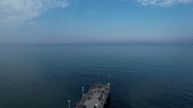 Versilia 'nın ikonik sembollerinden biri olan Forte dei Marmi Pier' in güzelliğini gösteren hava aracı videosu.. 