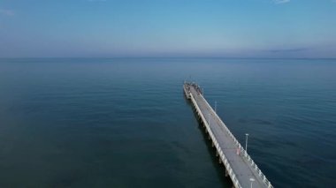 Versilia 'nın ikonik sembollerinden biri olan Forte dei Marmi Pier' in güzelliğini gösteren hava aracı videosu.. 