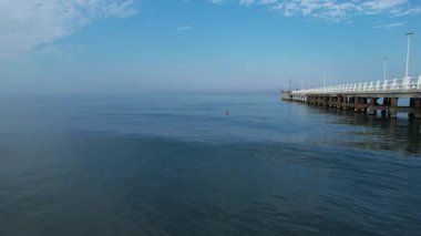 Versilia 'nın ikonik sembollerinden biri olan Forte dei Marmi Pier' in güzelliğini gösteren hava aracı videosu.. 