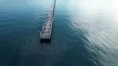 Versilia 'nın ikonik sembollerinden biri olan Forte dei Marmi Pier' in güzelliğini gösteren hava aracı videosu.. 