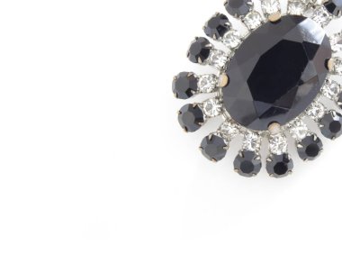 Beyaz arkaplanda izole edilmiş klasik broş