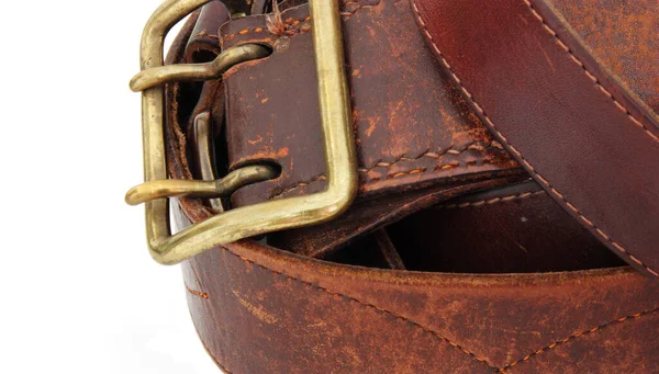 Cinturón Cuero Viejo Con Una Hebilla Sobre Fondo Blanco Primer —  Fotos de Stock