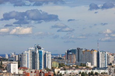 Şehir manzarasındaki eski binaların çatıları üzerindeki yeni binaların mimarisinde modern gayrimenkullerin gelişimi..