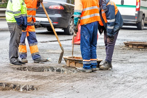 Trabalhadores Estrada Reparar Antigos Esgotos Bueiros Pista Contra Pano Fundo — Fotografia de Stock