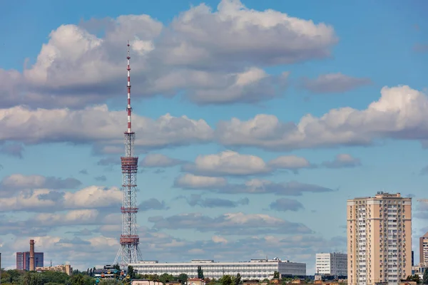 在乌克兰基辅 基辅电视塔在夏日的都市景观中与多云的天空相映成趣 复制空间 — 图库照片