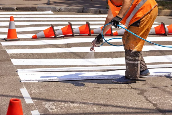 Road Worker Paints Road Pedestrian Marking Spray Gun Summer Day — Stock Photo, Image