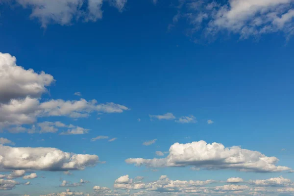 濃い青空に対して 水平線に白い雲の滑らかな行 スペースのコピー — ストック写真